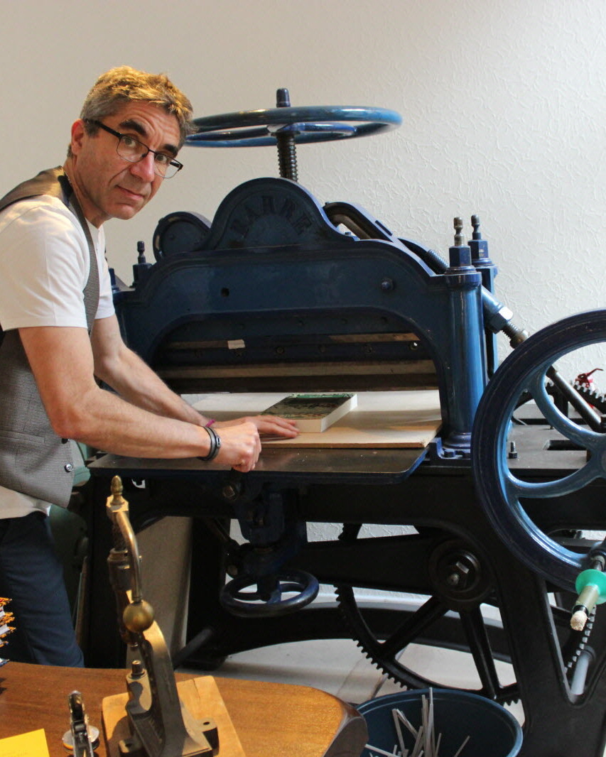 frederic-marat-utilise-le-massicot-ancestral-destine-a-rogner-les-pages-des-livres-au-bon-format-photo-ch-t-1709921103